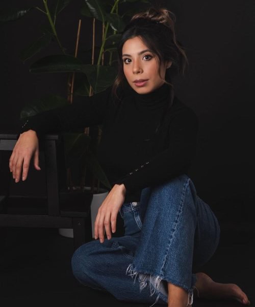 Laura Rojas posando en un estudio con planta de fondo, en un estilo natural y relajado. Agencia de marketing digital Brilla Influencers y Comunicación.