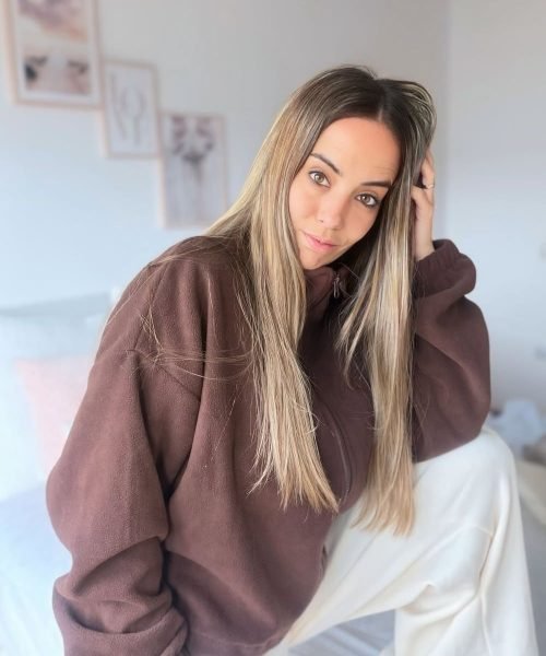 Maite Gañan UGC con look casual y relajado en habitación Agencia de marketing digital Brilla influencers y comunicación