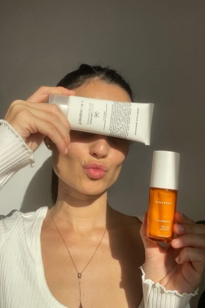 UGC Mar Sanz creando contenido skincare con productos Theramid e Innisfree para rutina facial – Agencia Brilla.
