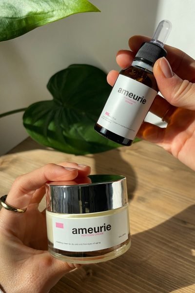 UGC Mar Sanz creando contenido skincare con sérum y crema Ameurie para cuidado facial – Agencia Brilla.