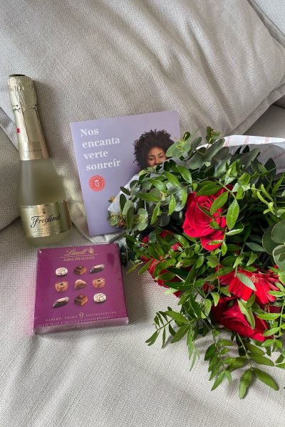 UGC Mar Sanz creando contenido lifestyle con flores, chocolates y pack regalo para ocasiones especiales – Agencia Brilla.