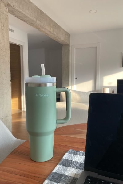 UGC Mar Sanz creando contenido lifestyle con vaso Natulim, hidratación y trabajo desde casa – Agencia Brilla.