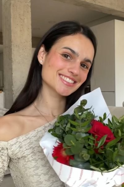 UGC Mar Sanz creando contenido lifestyle con ramo de flores y momentos especiales para redes sociales – Agencia Brilla.
