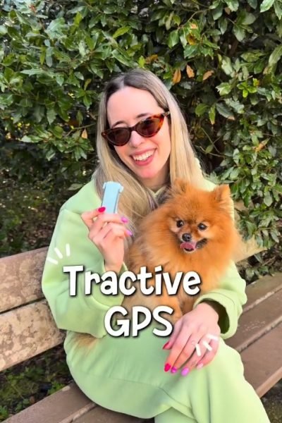 Creadora UGC María Santiago Insua mostrando un localizador Tractive GPS junto a su perro – Agencia Brilla.