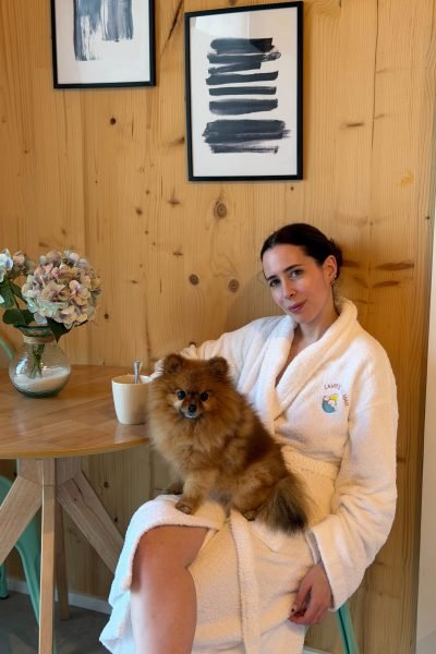 Creadora UGC María Santiago Insua junto a su perro en un alojamiento pet friendly – Agencia Brilla.