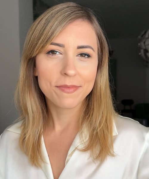 Mírela Radu Radu con look natural y maquillaje suave en primer plano. Agencia de marketing digital Brilla Influencers y Comunicación.