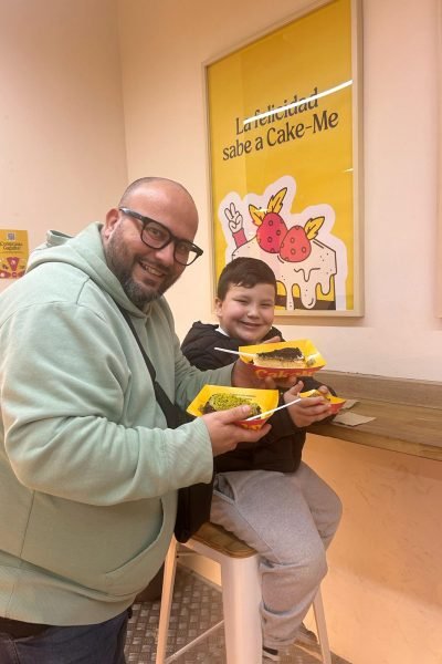 Influencer UGC Miriam López y su familia disfrutando de postres en Cake-Me – Agencia Brilla.
