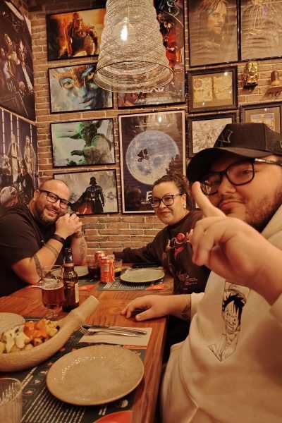 Influencer UGC Miriam López y su familia en una cena en un restaurante temático – Agencia Brilla.