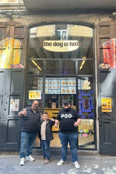 Influencer UGC Miriam López y su familia visitando The Dog is Hot – Agencia Brilla.