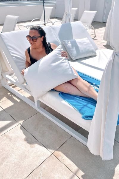 Influencer UGC Miriam López y su familia disfrutando de unas vacaciones junto a la piscina – Agencia Brilla.