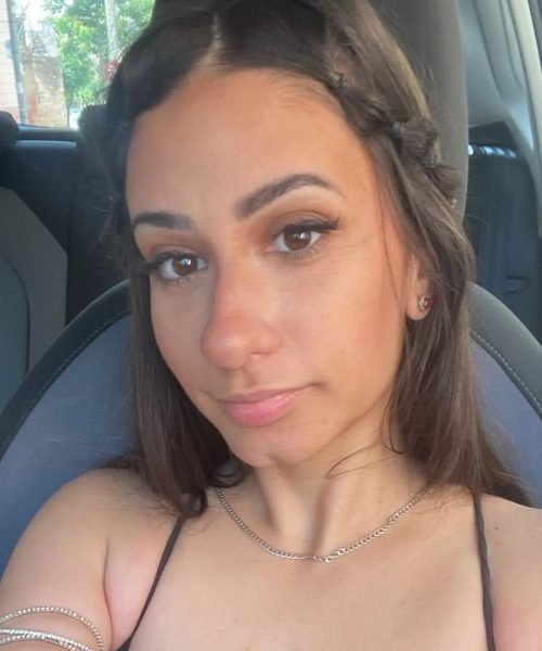 Miriam Pérez mostrando su look de verano, destacando su maquillaje natural y peinado con trenzas, en colaboración con la Agencia de Marketing Digital Brilla Influencers y Comunicación