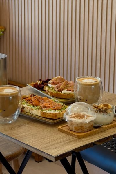 UGC Nadia Ramsden creando contenido gastronómico para brunch, cafeterías y lifestyle – Agencia Brilla.