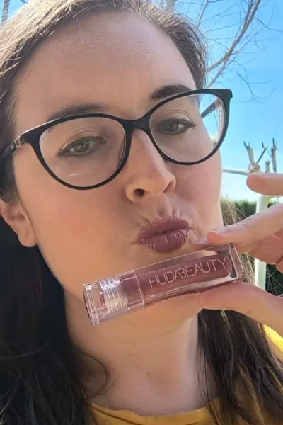 UGC Rocio Calero Rozalen mostrando producto de maquillaje en contenido beauty para redes sociales – Agencia Brilla.