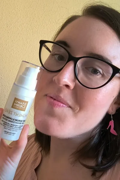UGC Rocio Calero Rozalen mostrando producto de skincare en contenido auténtico para marcas beauty – Agencia Brilla.
