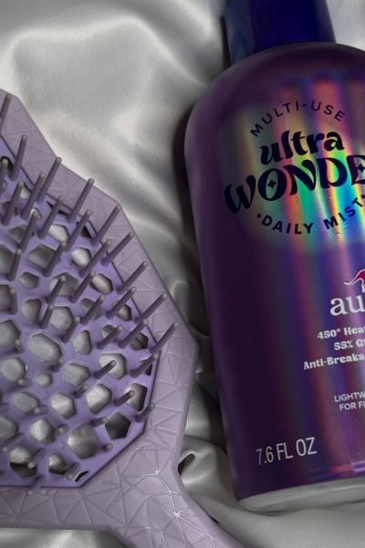 Producto capilar Aussie Ultra Wonder con cepillo morado para rutina de cuidado del cabello – Agencia Brilla.