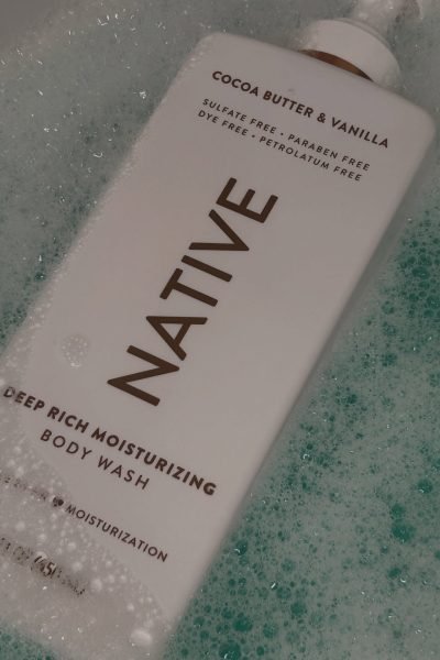 Gel corporal Native Cocoa Butter & Vanilla en espuma para contenido UGC de cuidado personal – Agencia Brilla.