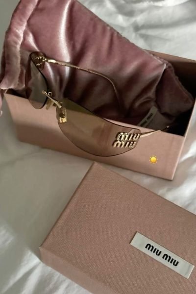 Gafas de sol Miu Miu en caja rosa con funda satinada para contenido de moda y lujo – Agencia Brilla.