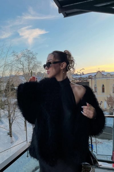 UGC Salome Akhvlediani creando contenido lifestyle de invierno con look elegante en terraza nevada – Agencia Brilla.