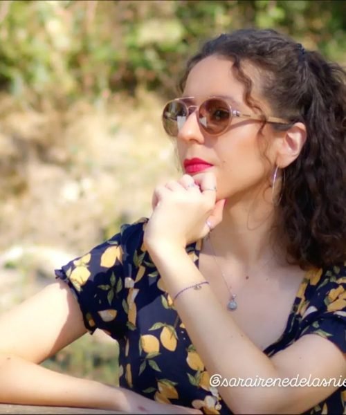 Sara de las Nieves Alvarez con gafas de sol y look veraniego en exterior, contenido UGC para la Agencia de marketing digital Brilla Influencers y Comunicación