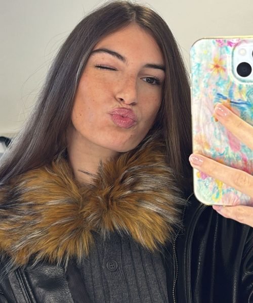 Sofía Duñán Padilla haciéndose un selfie y guiñando un ojo - Agencia de marketing digital Brilla influencers y Comunicación