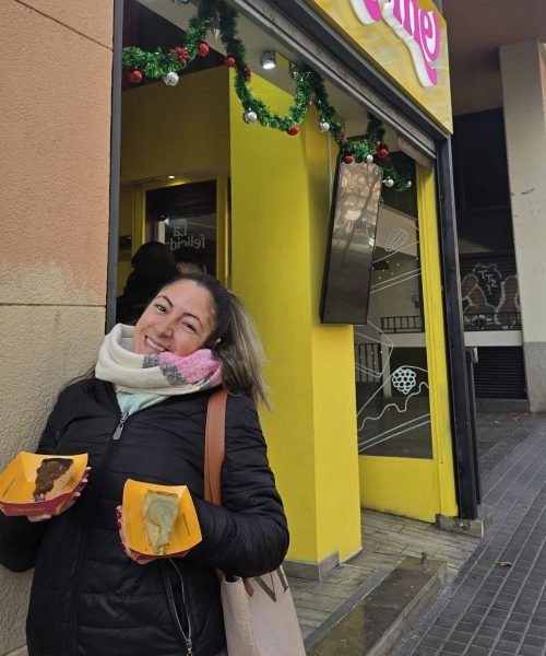 Vanesa Pozo UGC disfrutando de comida en restaurante Agencia de marketing digital Brilla influencers y comunicación
