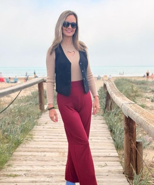 Virginia Sempere posando con un conjunto veraniego en la playa.