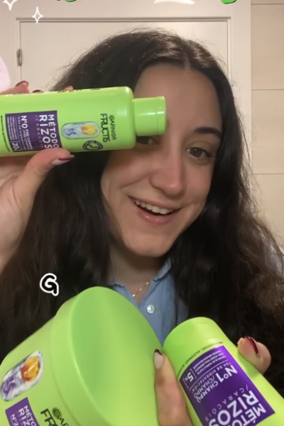Influencer UGC Yaiza Sánchez mostrando Garnier Natural Bronzer y serum facial – Agencia Brilla.