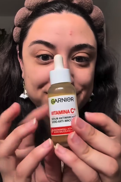 Influencer UGC Yaiza Sánchez mostrando Garnier Vitamina C Sérum para manchas – Agencia Brilla.