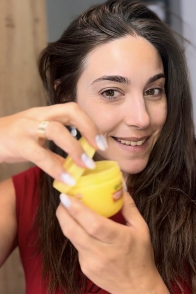 UGC @lorenarodriguez_lo creando contenido de cosmética facial con producto Garnier – Agencia Brilla.
