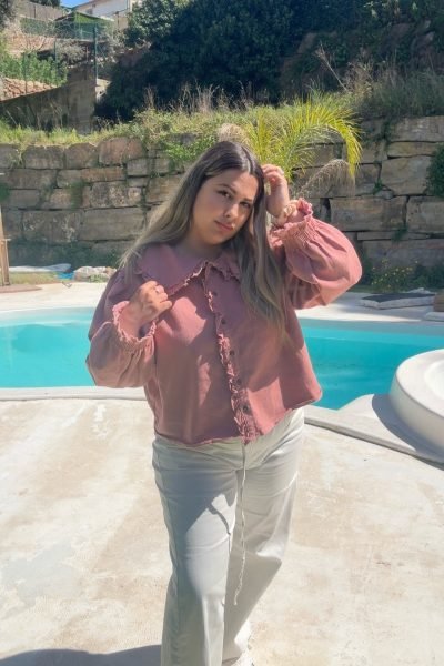 UGC Prisciifitmom posando con look casual en exterior para contenido lifestyle – Agencia Brilla.