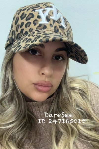 UGC Prisciifitmom mostrando una gorra animal print para contenido de moda y accesorios – Agencia Brilla.