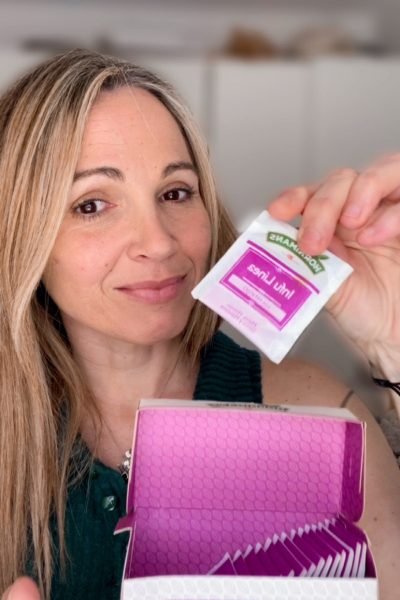 Vanesa Casanovas mostrando una caja de infusiones naturales en formato monodosis, destacando hábitos saludables y bienestar diario en contenido UGC lifestyle.