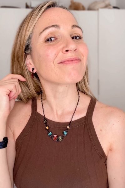 Imagen lifestyle de Vanesa Casanovas presentando una infusión natural en formato individual. La fotografía transmite cercanía, confianza y hábitos de vida saludables, siendo ideal para marcas de nutrición, bienestar, alimentación consciente y productos naturales. Su estilo auténtico favorece la conexión con la audiencia y aporta credibilidad a campañas UGC centradas en el autocuidado y el consumo responsable.