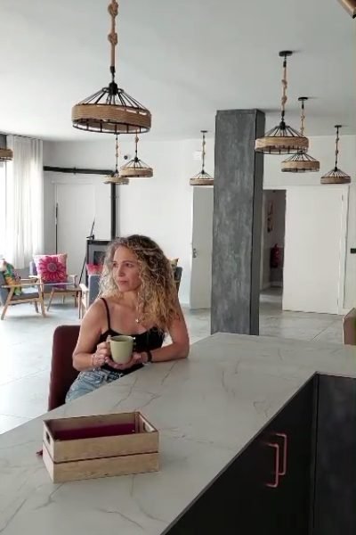 Vanesa Casanovas disfrutando de una bebida caliente en un espacio moderno y acogedor, representando un estilo de vida relajado y elegante.