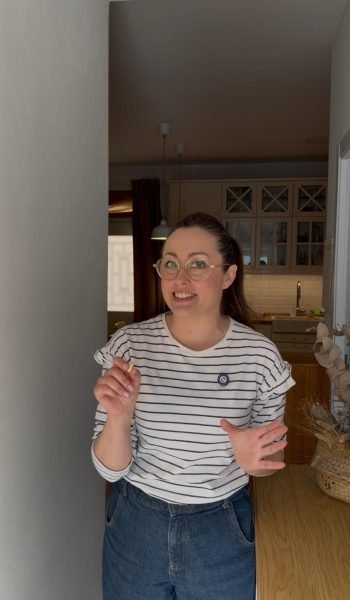 Vanesa Jariod aplicando un exfoliante facial con una gran sonrisa, destacando su rutina de cuidado personal - Agencia de marketing digital Brilla Influencers y Comunicación