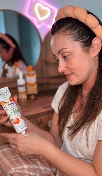 Vanesa Jariod mostrando su rutina de cuidado facial con un headband y expresión alegre - Agencia de marketing digital Brilla Influencers y Comunicación.