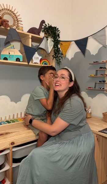 Vanesa Jariod en un entorno de decoración infantil con un niño, mostrando su amor por el cuidado y estilo en su hogar - Agencia de marketing digital Brilla Influencers y Comunicación.