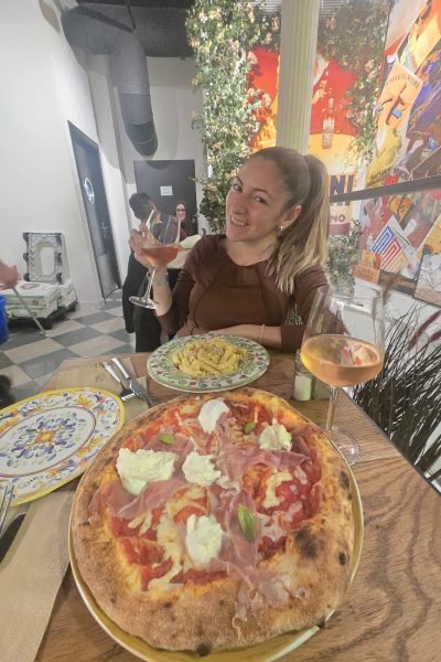 Vanesa Pozo UGC frente a tienda de pasteles disfrutando de un dulce Agencia de marketing digital Brilla influencers y comunicación