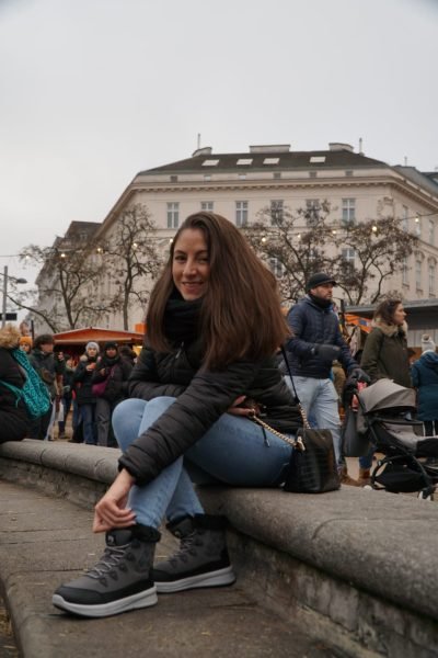 Vanesa Pozo UGC en ambiente urbano con ropa de invierno Agencia de marketing digital Brilla influencers y comunicación