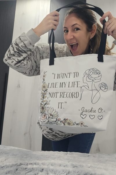 Vanesa Pozo UGC mostrando bolso con cita inspiradora Agencia de marketing digital Brilla influencers y comunicación