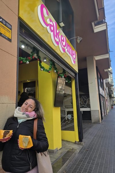 Vanesa Pozo UGC disfrutando de comida en restaurante Agencia de marketing digital Brilla influencers y comunicación