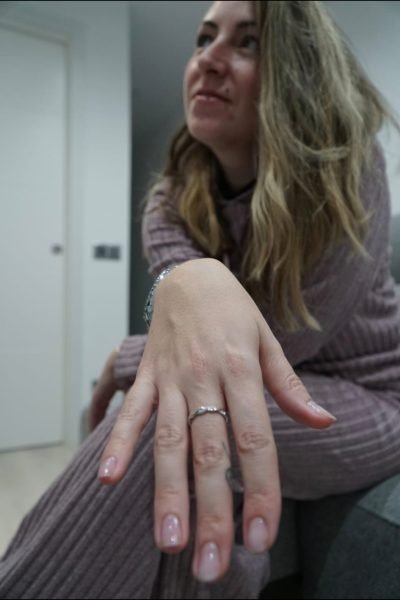 Vanesa Pozo UGC mostrando anillo con estilo casual Agencia de marketing digital Brilla influencers y comunicación