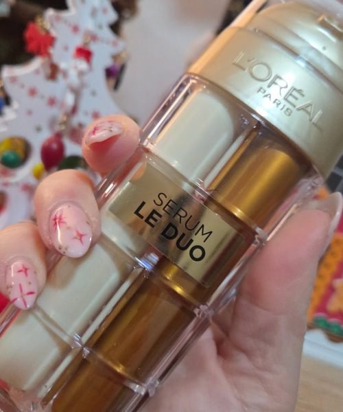 Veronica Villegas mostrando el serum Le Duo de L'Oréal, con uñas decoradas en tonos suaves.