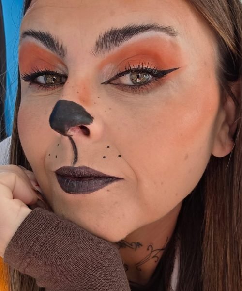Veronica Villegas con maquillaje de perro, con nariz y labios negros, y mirada cautivadora.