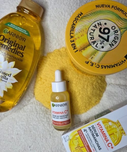 Productos Garnier para el cuidado del cabello y la piel: champú, mascarilla y suero con vitamina C.