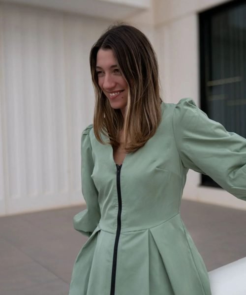 Veronica Croci, creadora de contenido UGC, posando con un vestido verde y un estilo elegante y moderno.