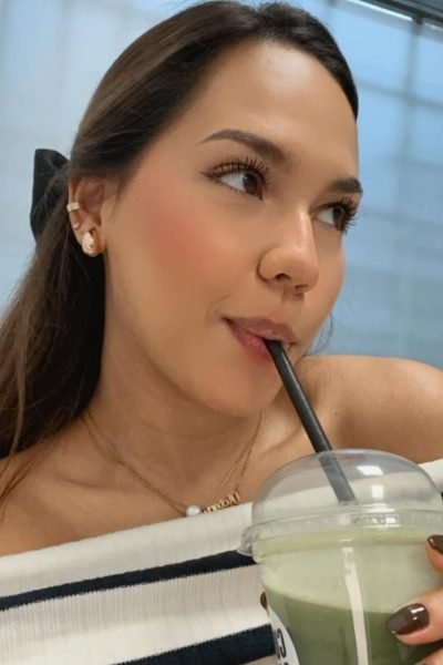 UGC Victoria Valero consumiendo bebida saludable en contenido lifestyle. Imagen de la Agencia de marketing digital Brilla influencers y Comunicación.