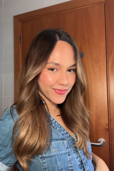 UGC Victoria Valero en retrato con estilo natural y maquillaje luminoso en interior. Imagen de la Agencia de marketing digital Brilla influencers y Comunicación.