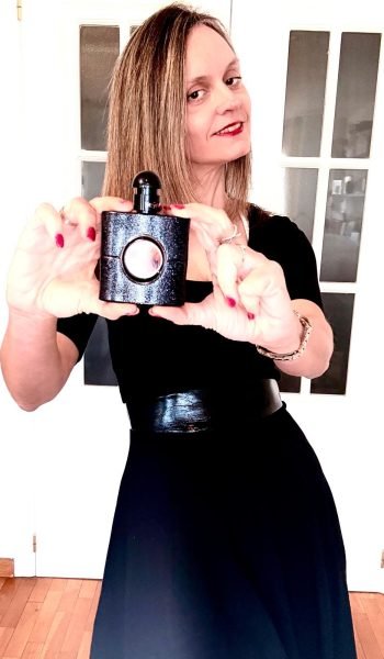 Virginia Sempere mostrando un perfume de lujo en primer plano.