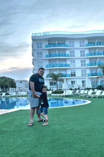 Influencer UGC Miriam López y su familia disfrutando de unas vacaciones junto a la piscina – Agencia Brilla.